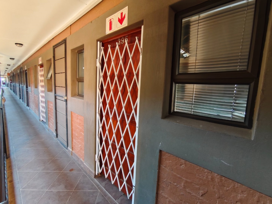 To Let 1 Bedroom Property for Rent in Vredenhof Sh Free State